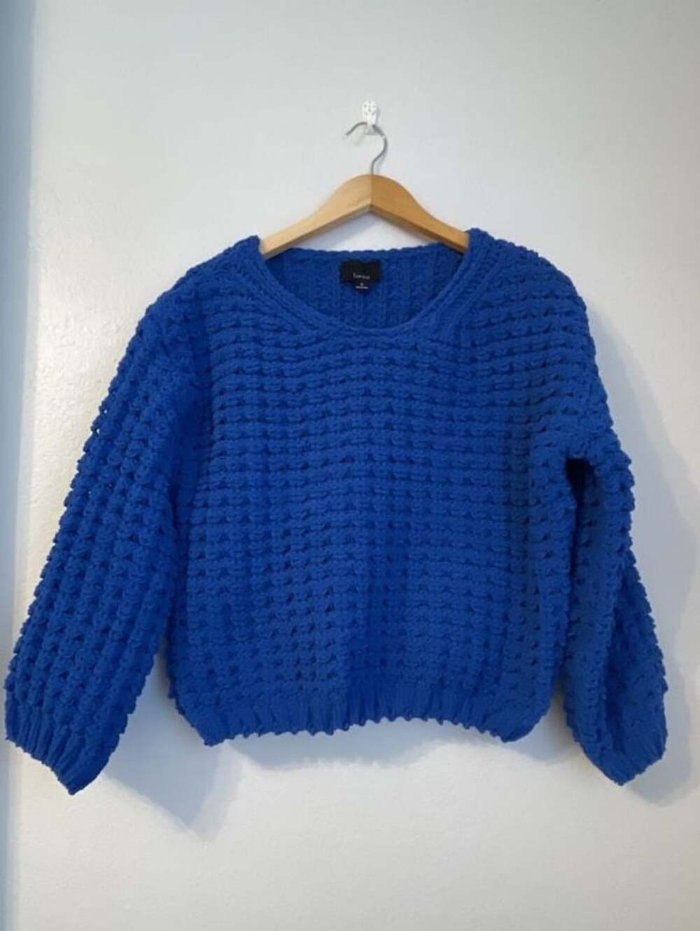 Chenille Knit Sweater Sz M Blue Textured Cropped Pullover
Chunky
Cozy
Crewneck